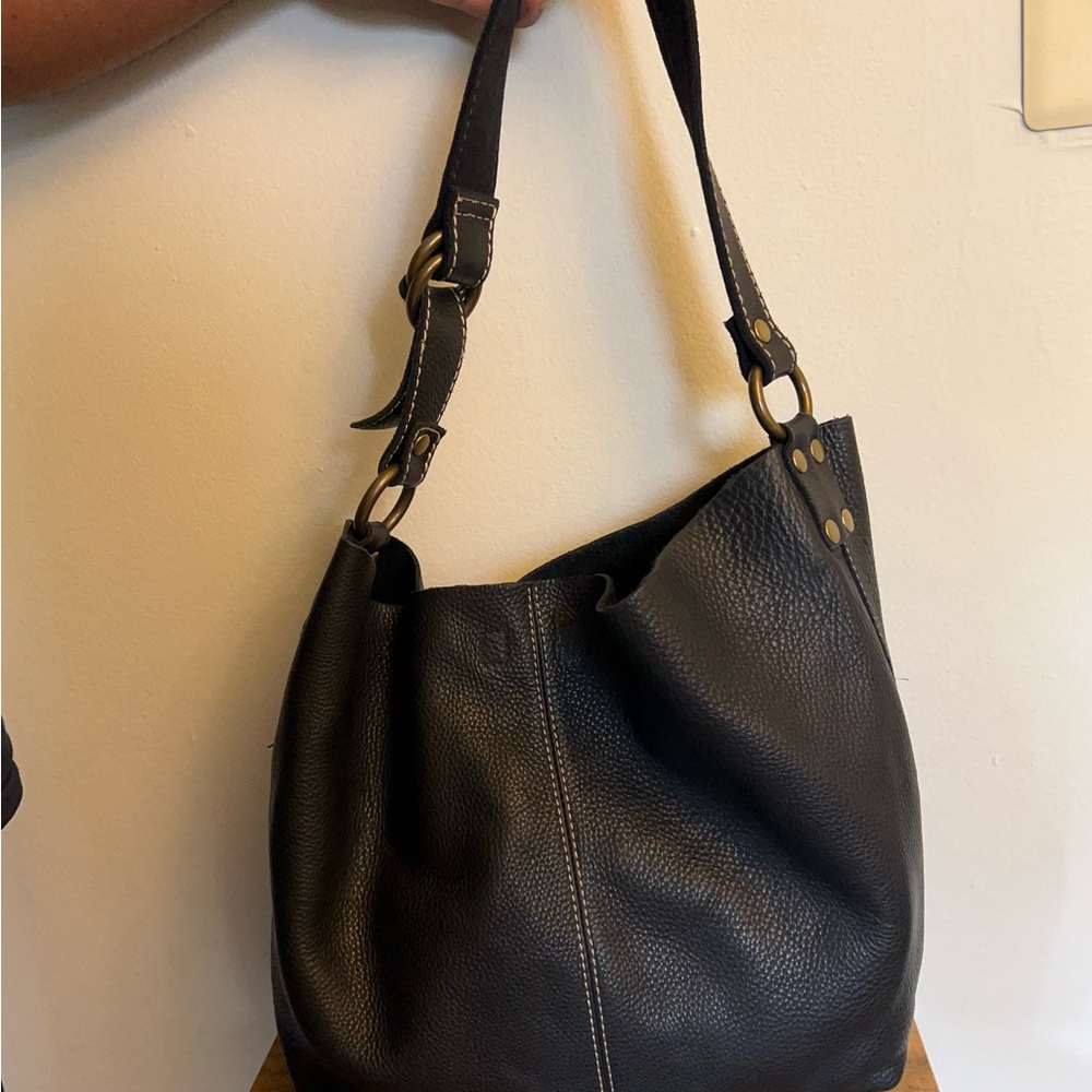 Sophisticated Black Leather Hobo Bag with Versatile Design